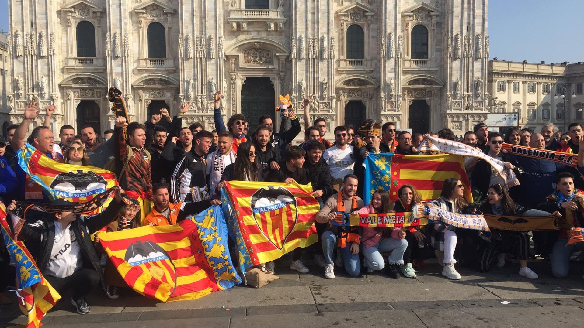 los_aficionados_del_valencia_en_milan.jpeg los_aficionados_del_valencia_en_milan.jpeg