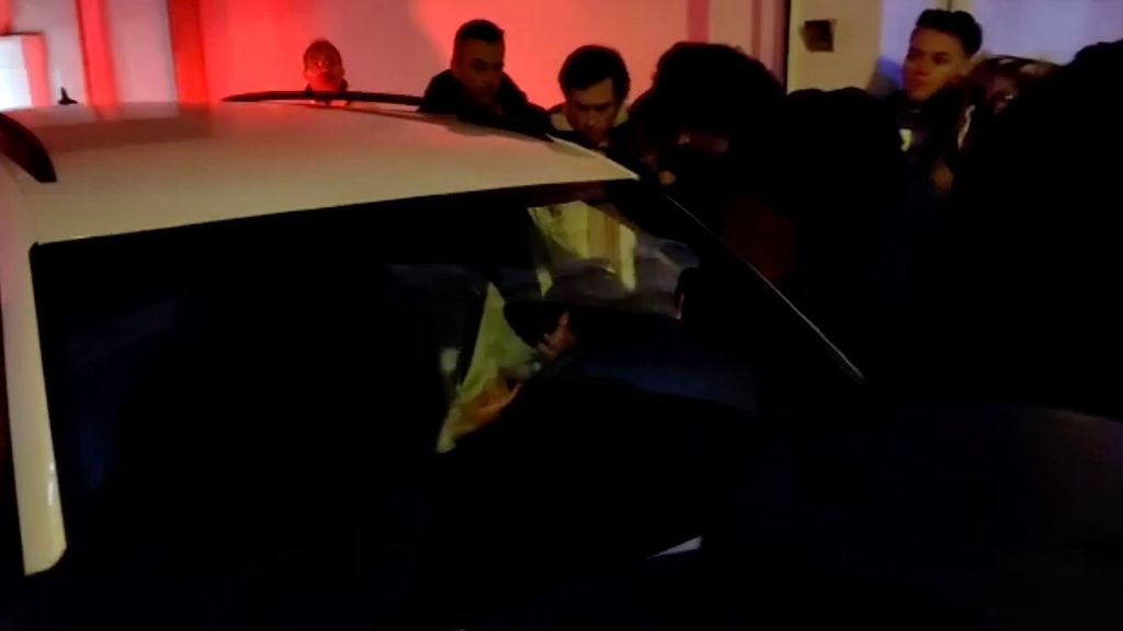 Los jugadores salen en sus coches entre los aficionados