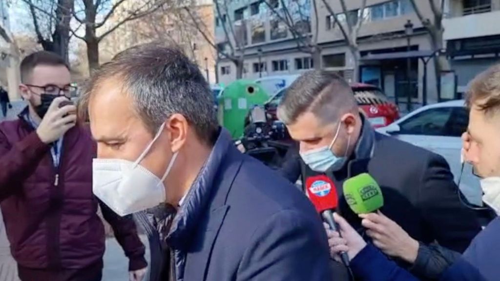 "Vamos a buscar soluciones": La salida de los agentes de Daniel Wass de las oficinas del Valencia