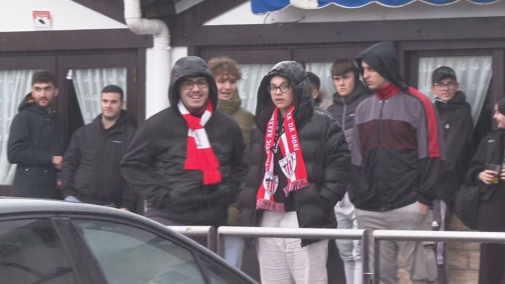 Los athleticzales se vuelcan con la Copa: ni la lluvia ni el frío les frena para animar al equipo en Lezama