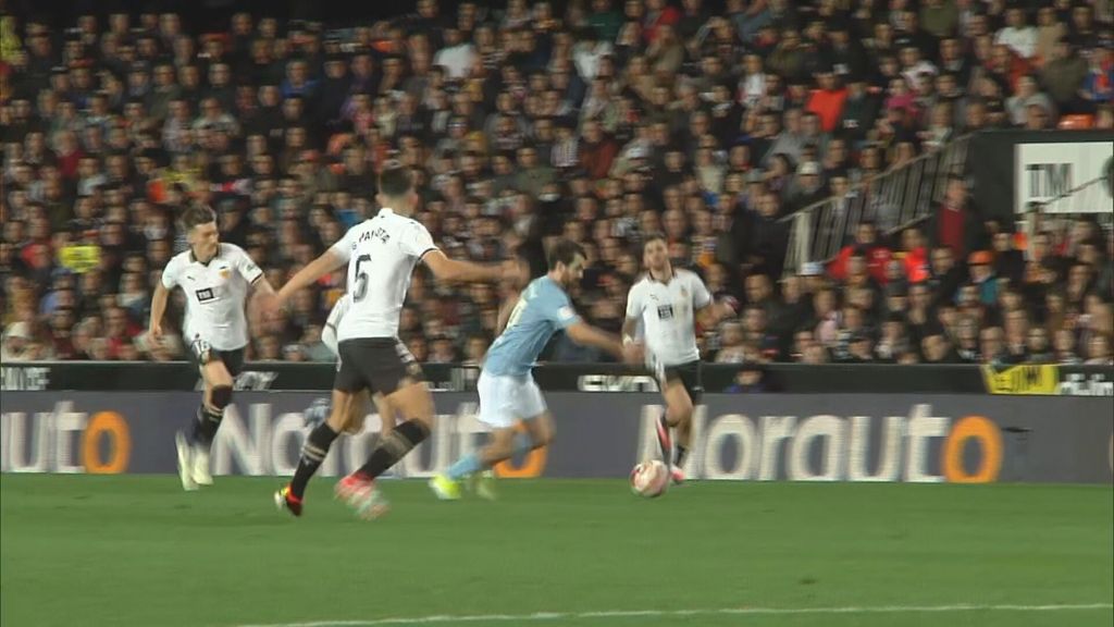 Los cánticos de la afición del Valencia contra Peter Lim