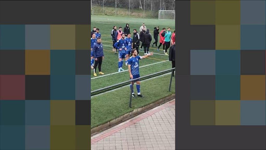 Los capitanes Miguel Núñez y Carlos Cordero hablando con los aficionados desplazados