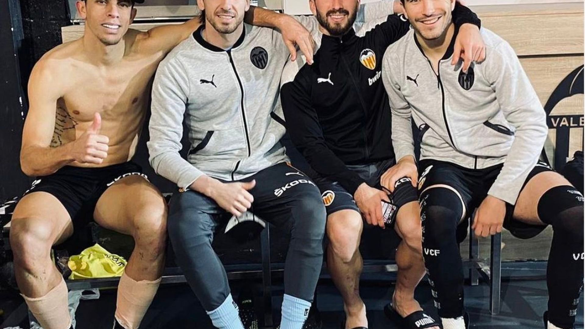 los_capitanes_posan_tras_la_victoria_001.png los_capitanes_posan_tras_la_victoria_001.png