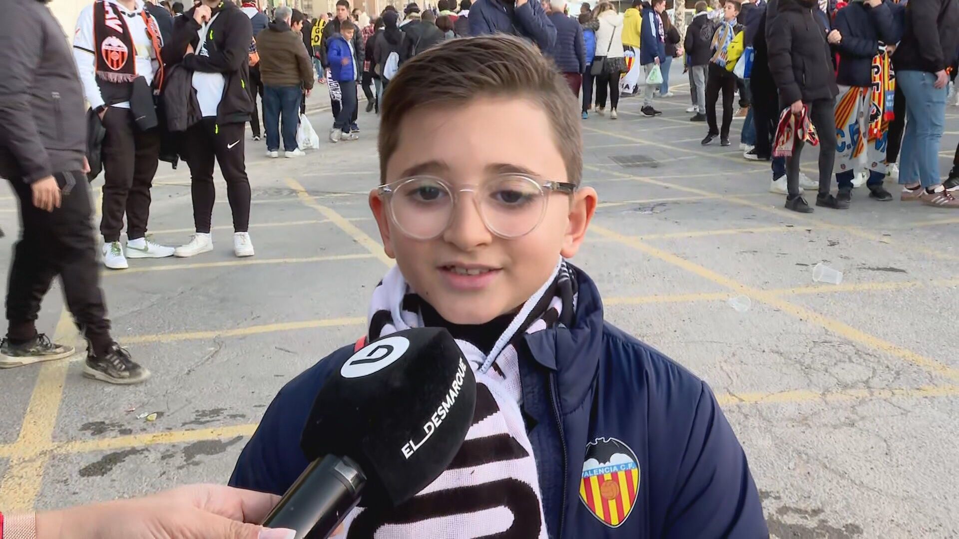 los_ches_mas_pequenos_disfrutan_de_sus_regalos_de_reyes_y_los_mas_mayores_piden_que_se.jpeg