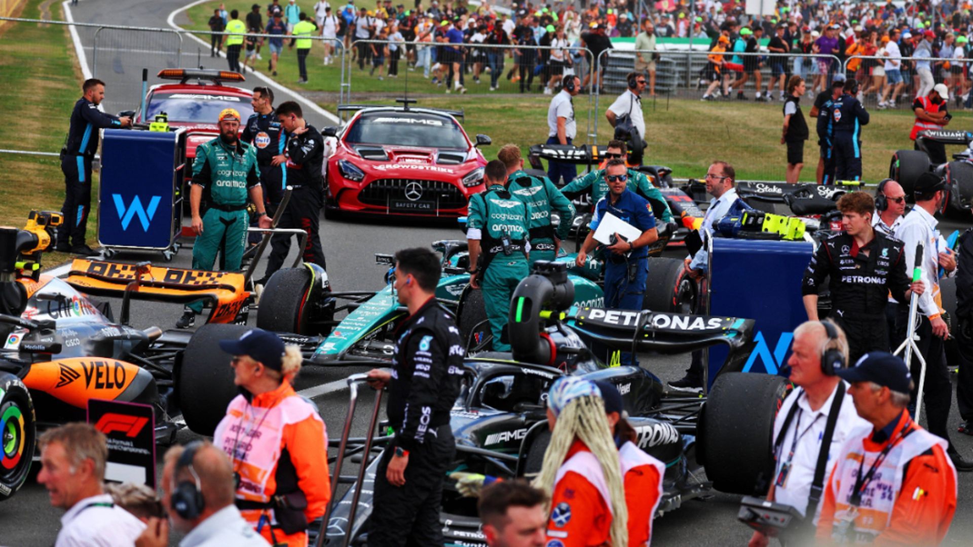 los_fans_de_la_formula_1_invaden_el_circuito_de_silverstone_cordon_press_001.jpg