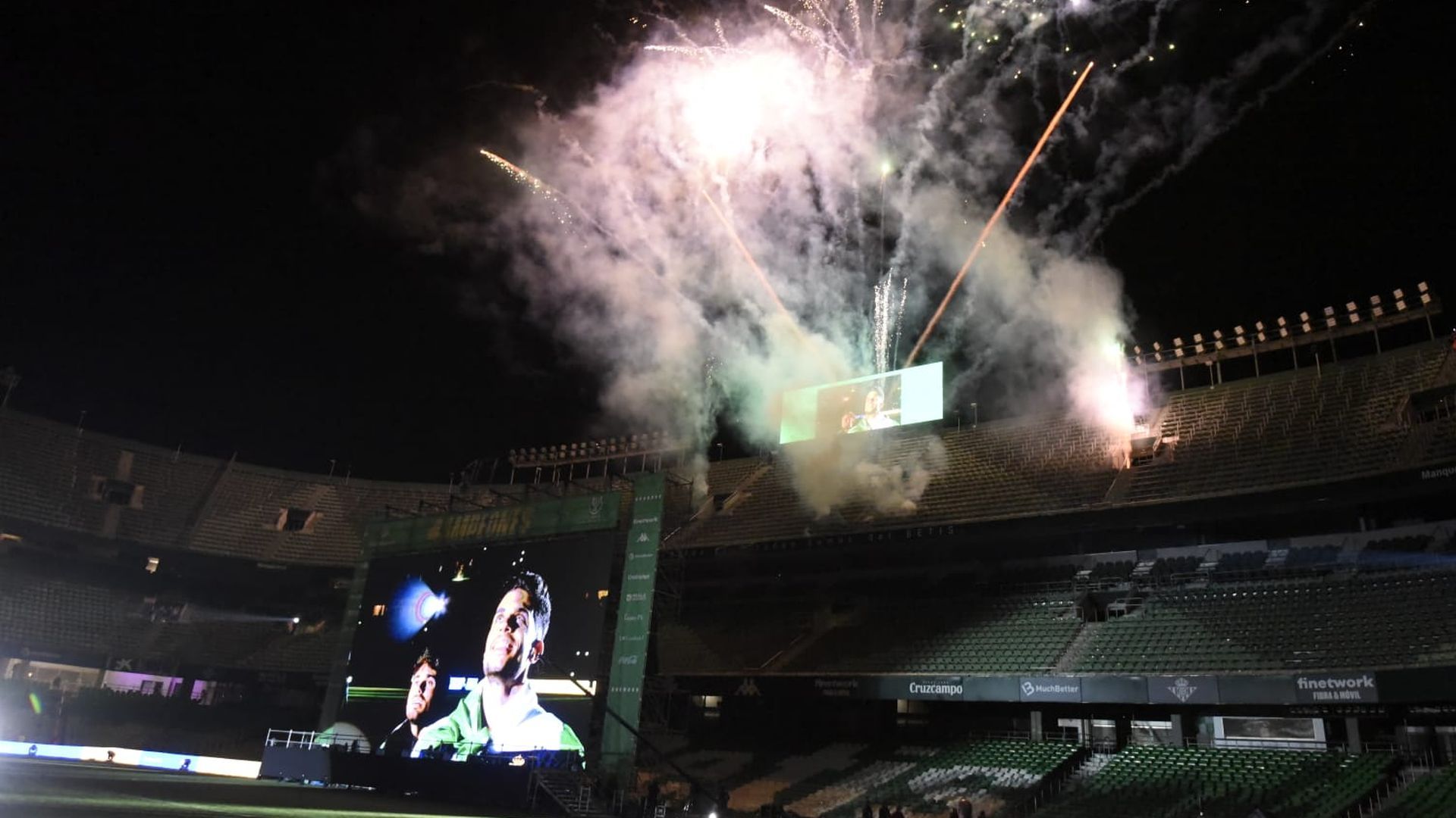 los_fuegos_artificiales_en_el_villamarin_foto_kiko_hurtado_002.jpeg