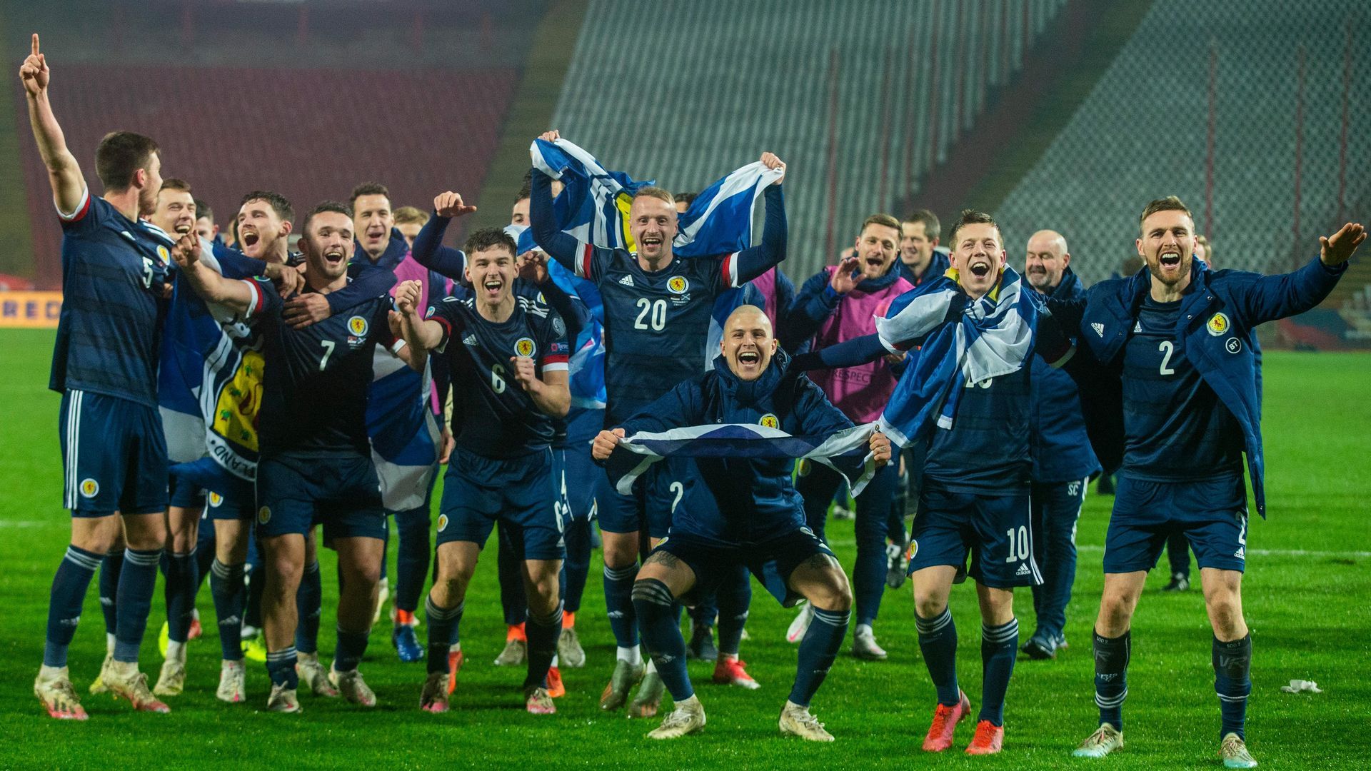 los_jugadores_de_escocia_celebran_su_clasificacion_para_la_fase_de_grupos_de_la_euroco_001.jpg los_jugadores_de_escocia_celebran_su_clasificacion_para_la_fase_de_grupos_de_la_euroco_001.jpg