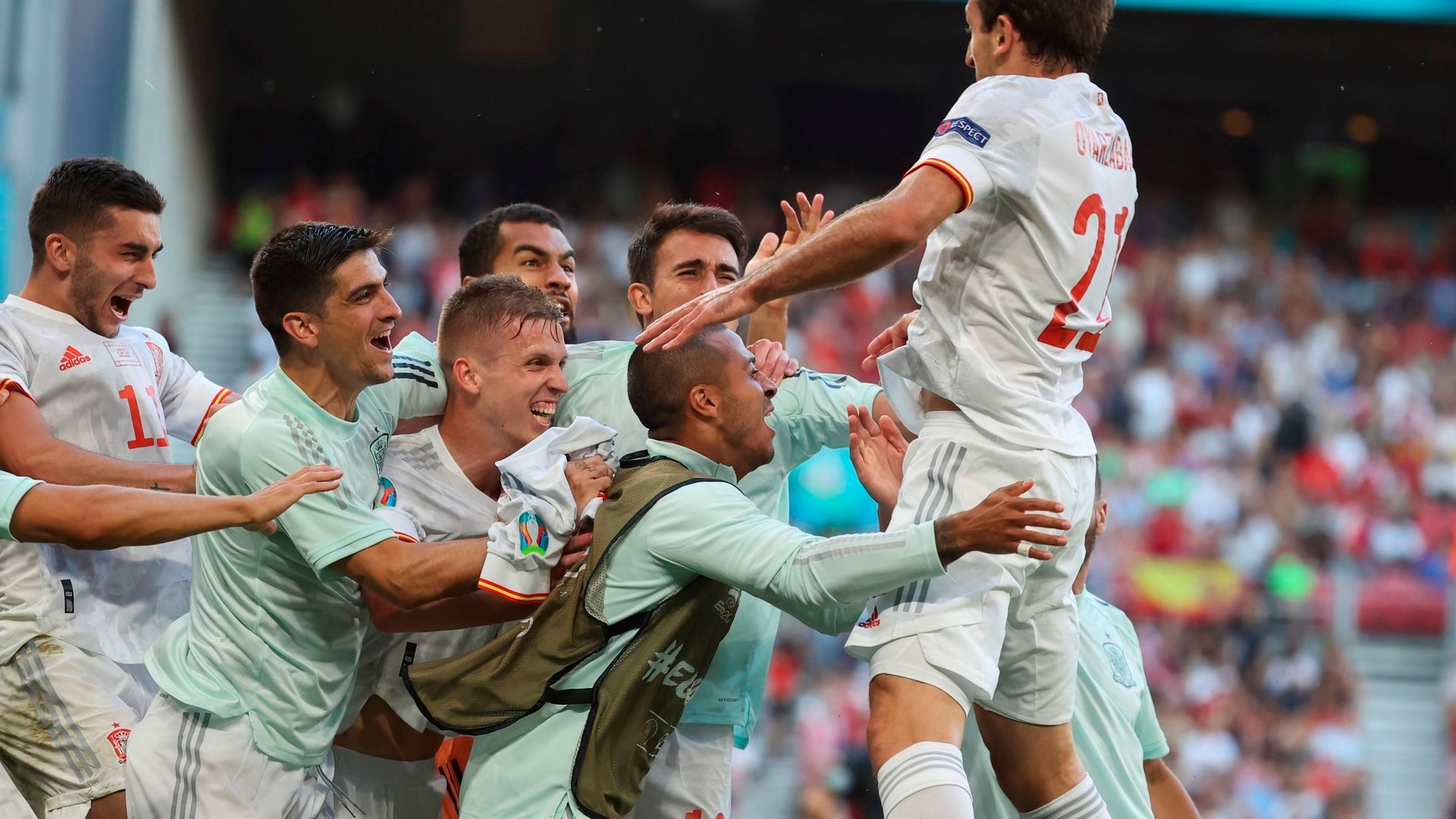los_jugadores_de_espana_celebran_el_gol_de_oyarzabal_foto_efe_001.jpg los_jugadores_de_espana_celebran_el_gol_de_oyarzabal_foto_efe_001.jpg