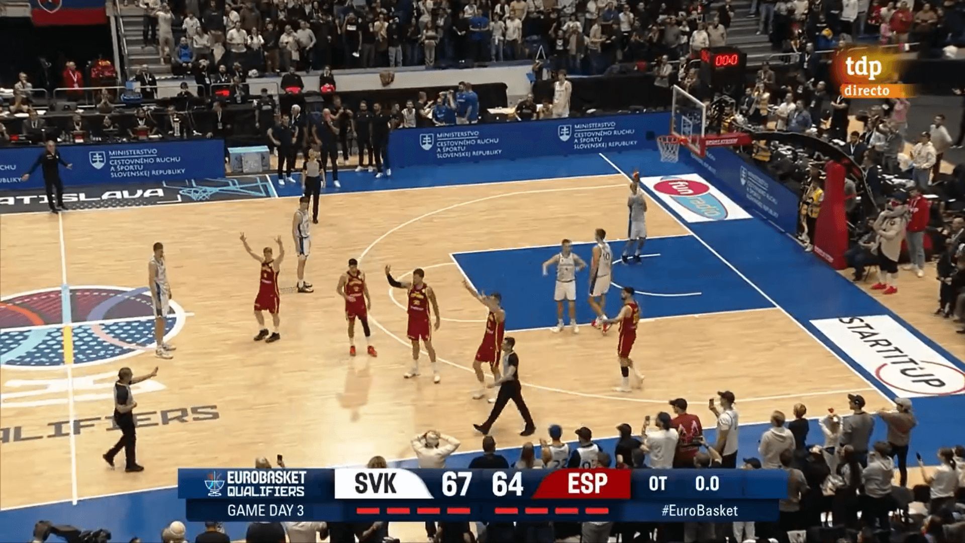 los_jugadores_de_espana_reclaman_el_triple_de_santiago_yusta_sobre_la_bocina.png los_jugadores_de_espana_reclaman_el_triple_de_santiago_yusta_sobre_la_bocina.png