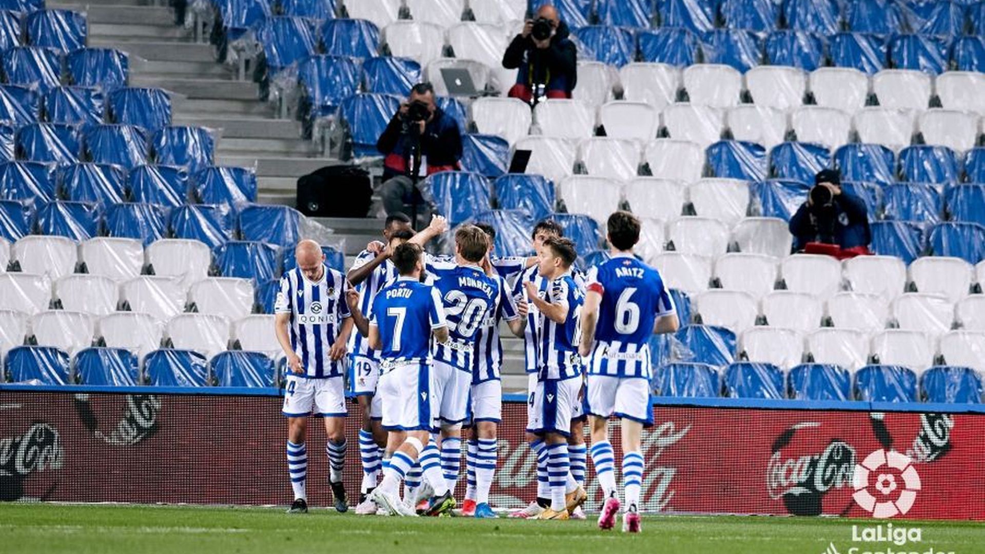 los_jugadores_de_la_real_celebran_el_gol_de_januzaj_al_celta_foto_laliga_001.jpeg los_jugadores_de_la_real_celebran_el_gol_de_januzaj_al_celta_foto_laliga_001.jpeg