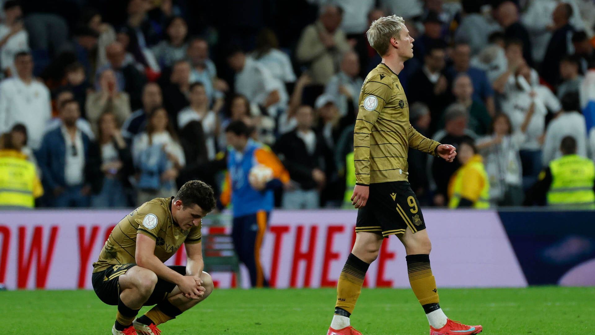 los_jugadores_de_la_real_desconsolados_tras_caer_eliminados_en_la_copa_001.jpg