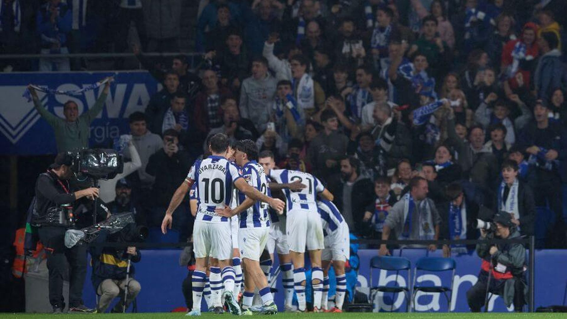 los_jugadores_de_la_real_sociedad_celebran_el_gol_de_sheraldo_becker_001.jpeg los_jugadores_de_la_real_sociedad_celebran_el_gol_de_sheraldo_becker_001.jpeg