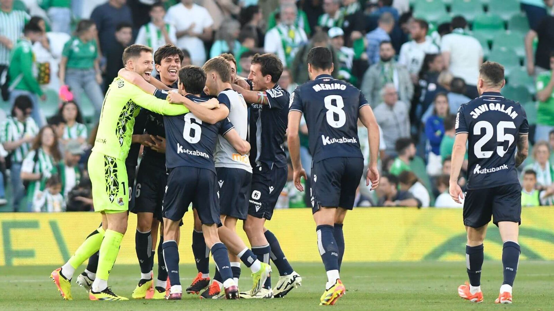 los_jugadores_de_la_real_sociedad_celebran_en_el_cesped_la_clasificacion_para_la_europ.jpeg