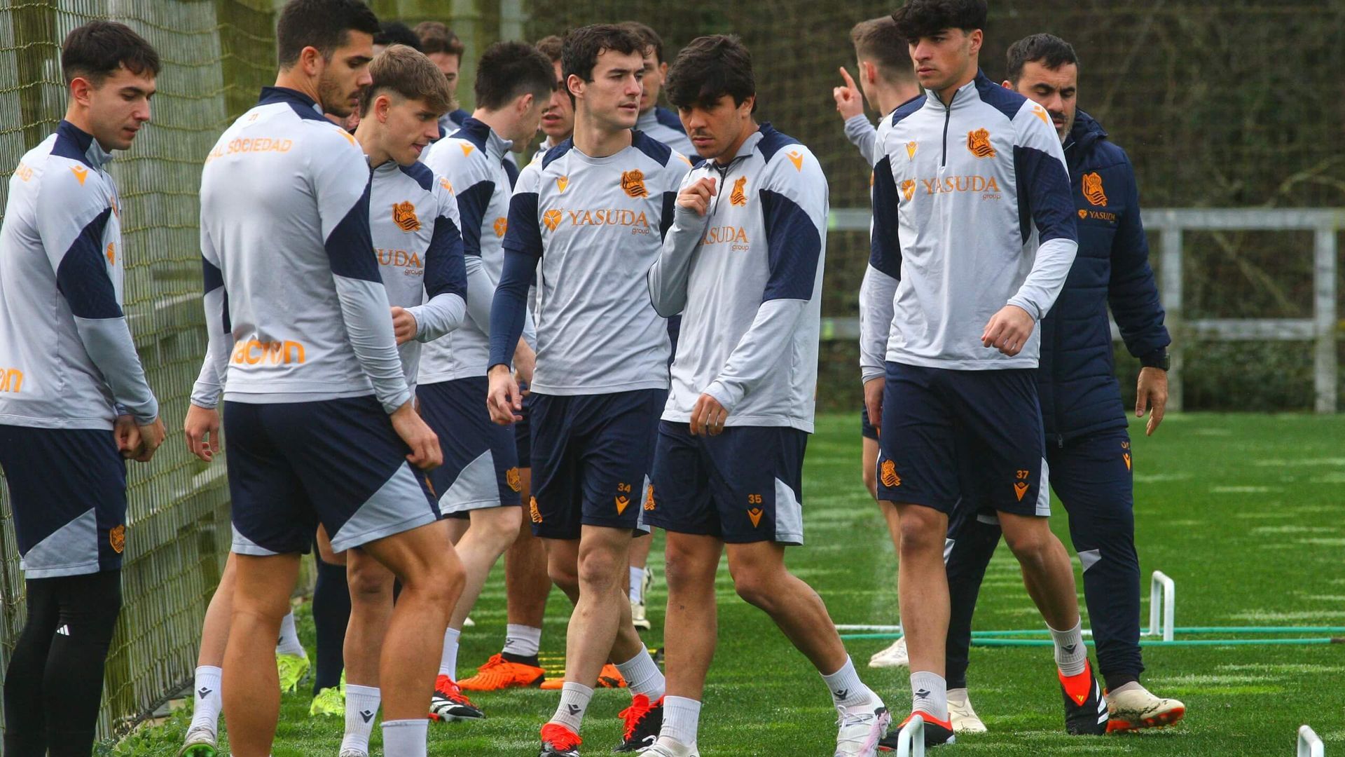 los_jugadores_de_la_real_sociedad_en_un_entrenamiento_en_zubieta_foto_real_sociedad.jpg los_jugadores_de_la_real_sociedad_en_un_entrenamiento_en_zubieta_foto_real_sociedad.jpg