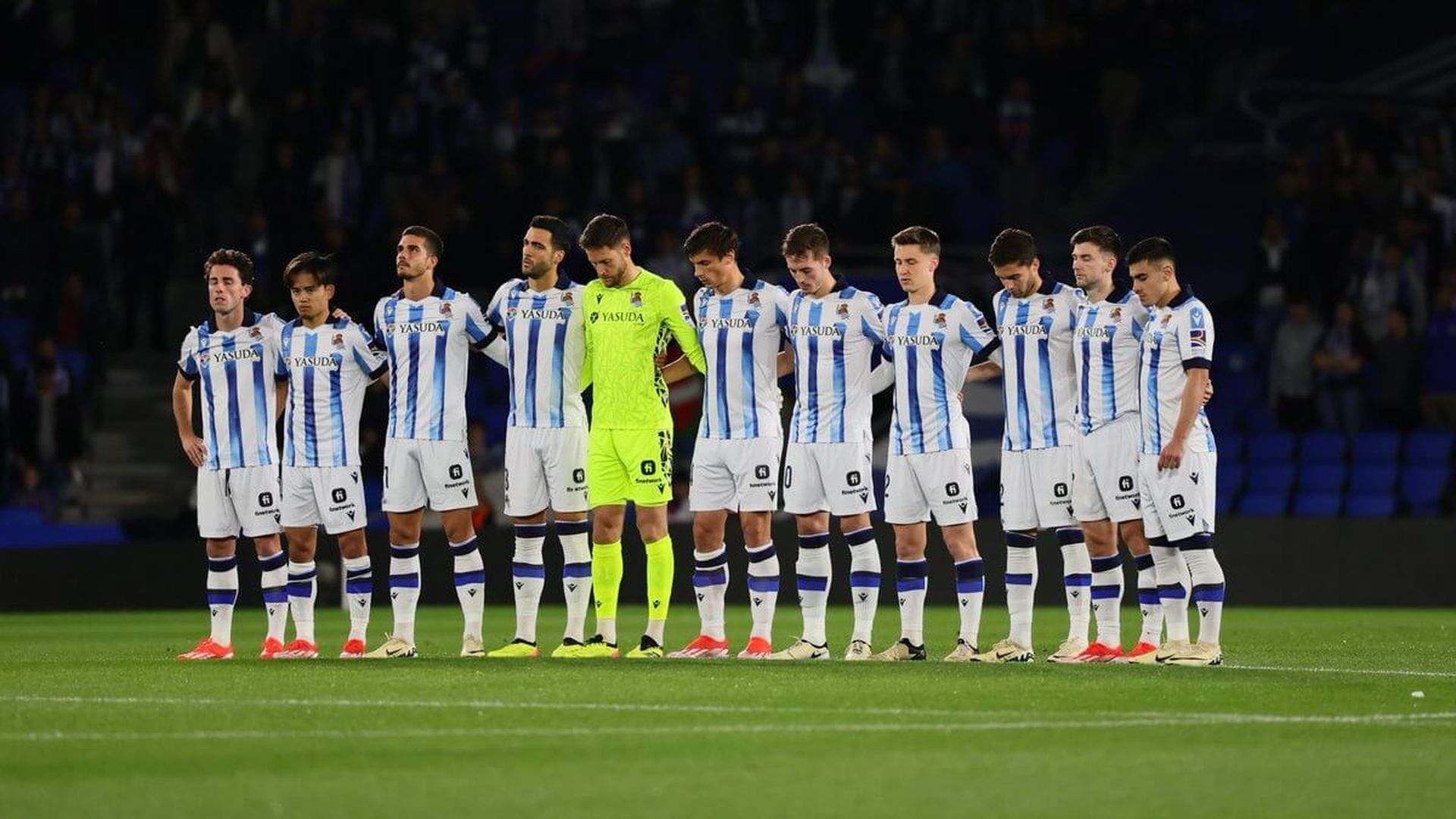 los_jugadores_de_la_real_sociedad_guardaron_un_minuto_de_silencio_por_mitxel_badiola_f.jpeg