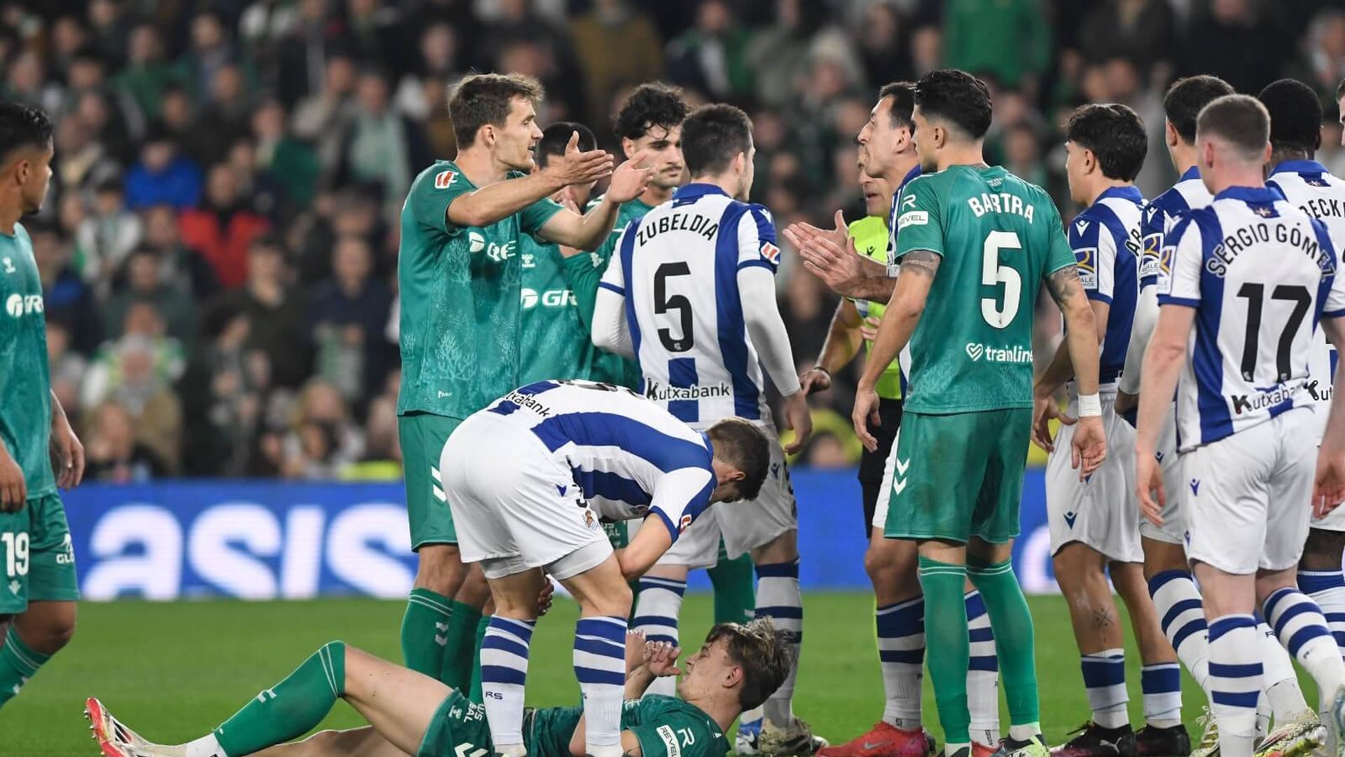 los_jugadores_de_la_real_y_del_betis_hablan_tras_la_expulsion_de_zubeldia_foto_kiko_hu.jpeg los_jugadores_de_la_real_y_del_betis_hablan_tras_la_expulsion_de_zubeldia_foto_kiko_hu.jpeg