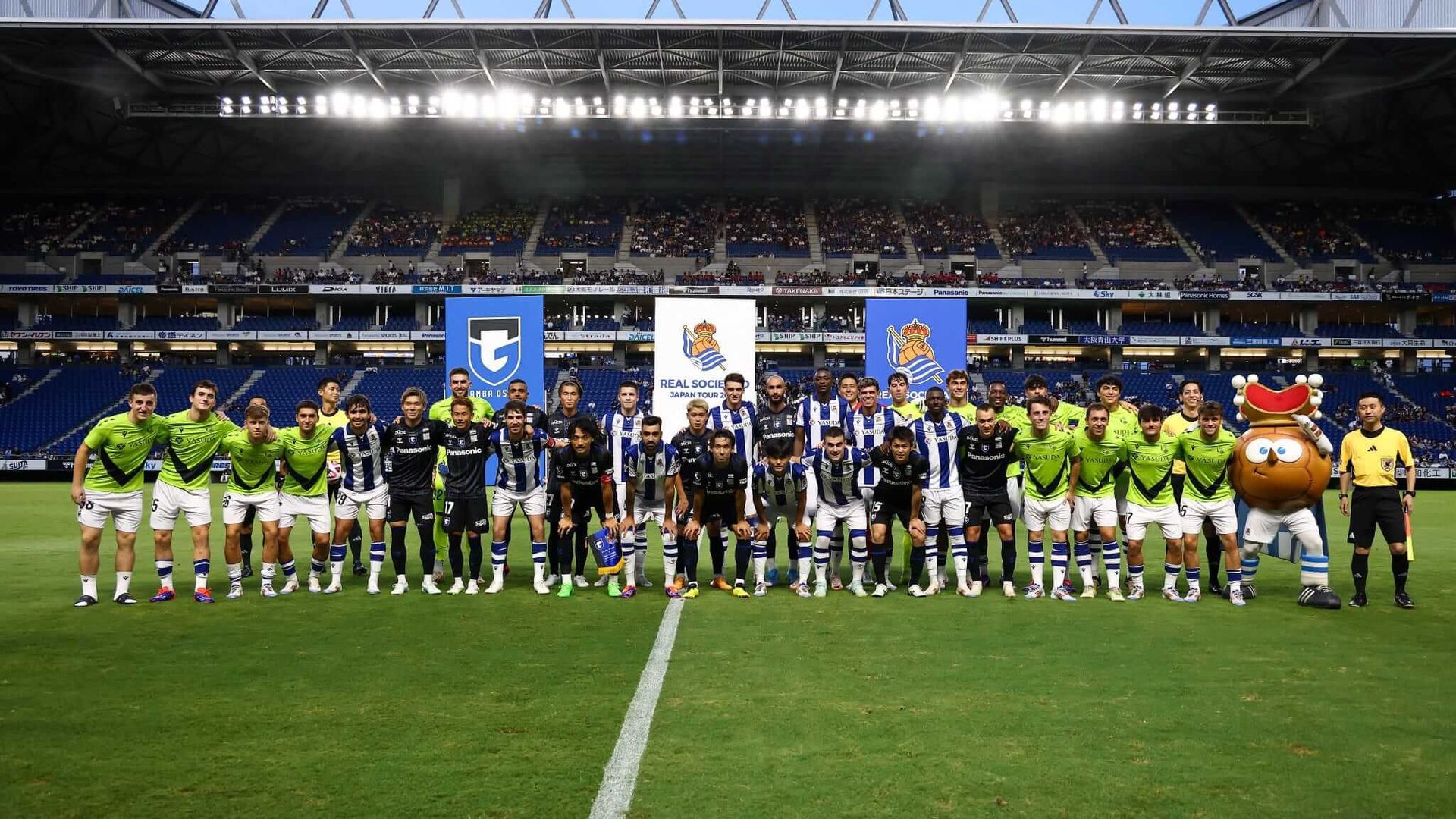 los_jugadores_de_la_real_y_del_gamba_osaka_posan_antes_del_partido_foto_real_sociedad.jpeg