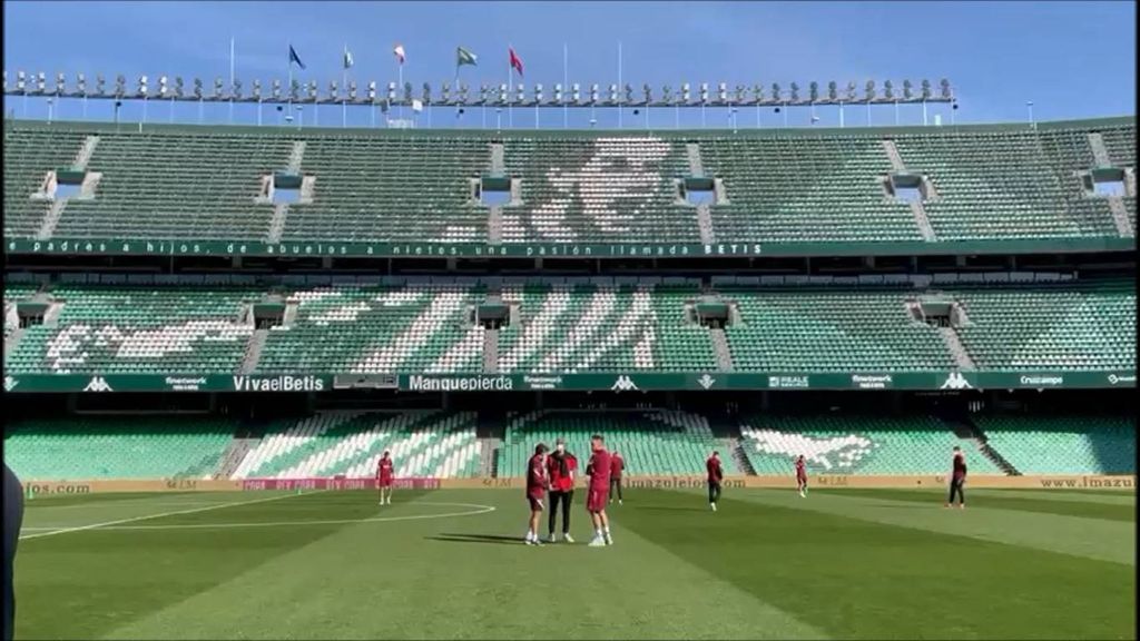 Los jugadores de Sevilla y Betis sobre el césped antes de la reanudación del derbi