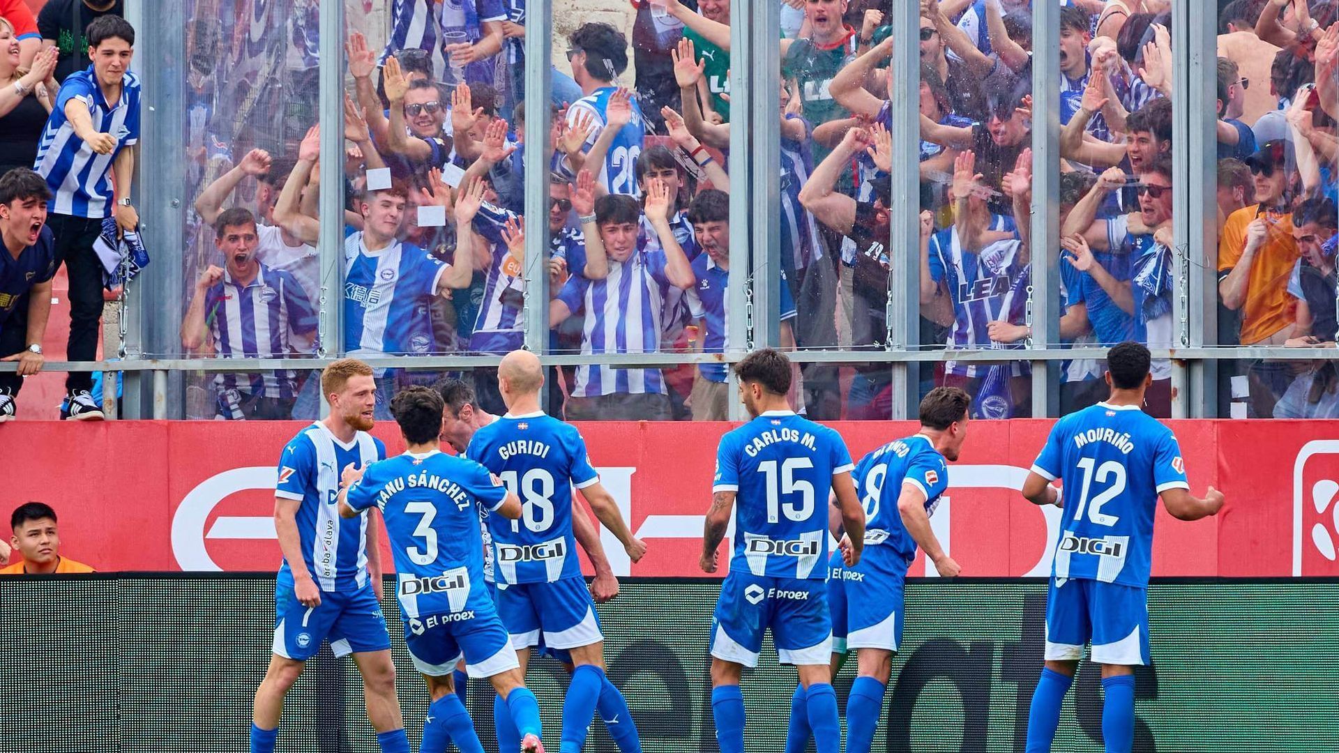 los_jugadores_del_alaves_celebran_un_gol_ante_su_aficion_en_montilivi_foto_cordon_pres.jpg