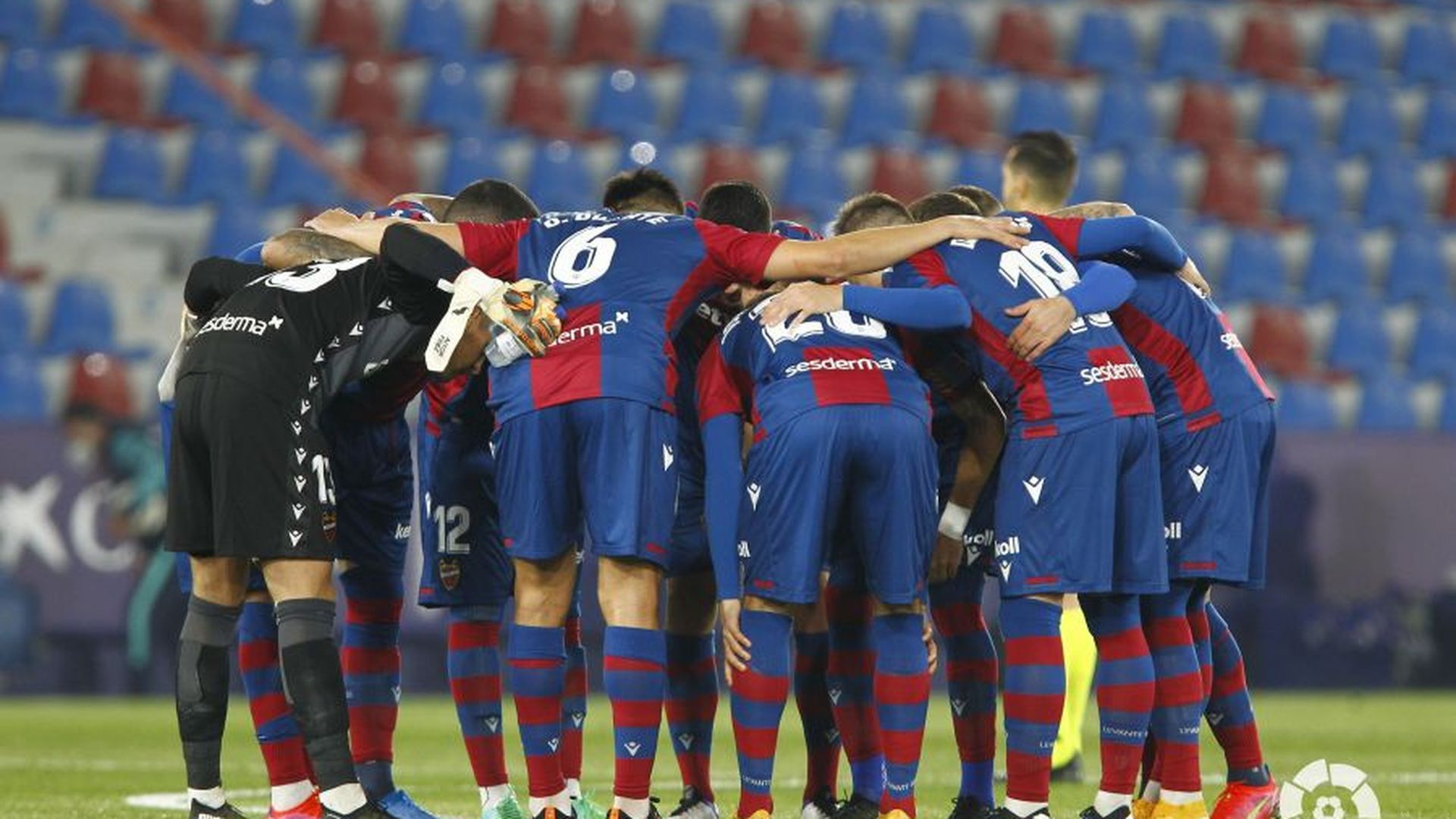 los_jugadores_del_athletic_hacen_pina_antes_de_comenzar_la_semifinal_de_copa_001.jpeg