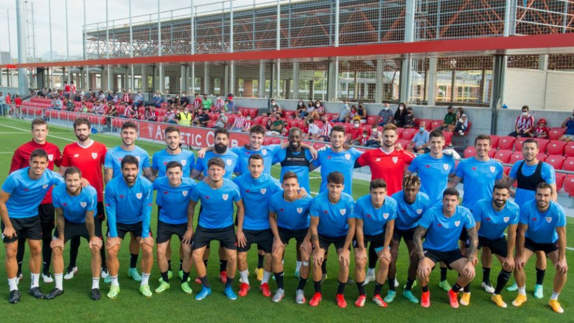 los_jugadores_del_athletic_posan_en_lezama_con_la_presencia_de_publico_mas_de_un_ano_d_001.PNG