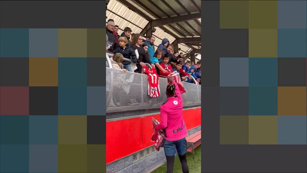 Los jugadores del Athletic regalan productos a los niños de Lezama