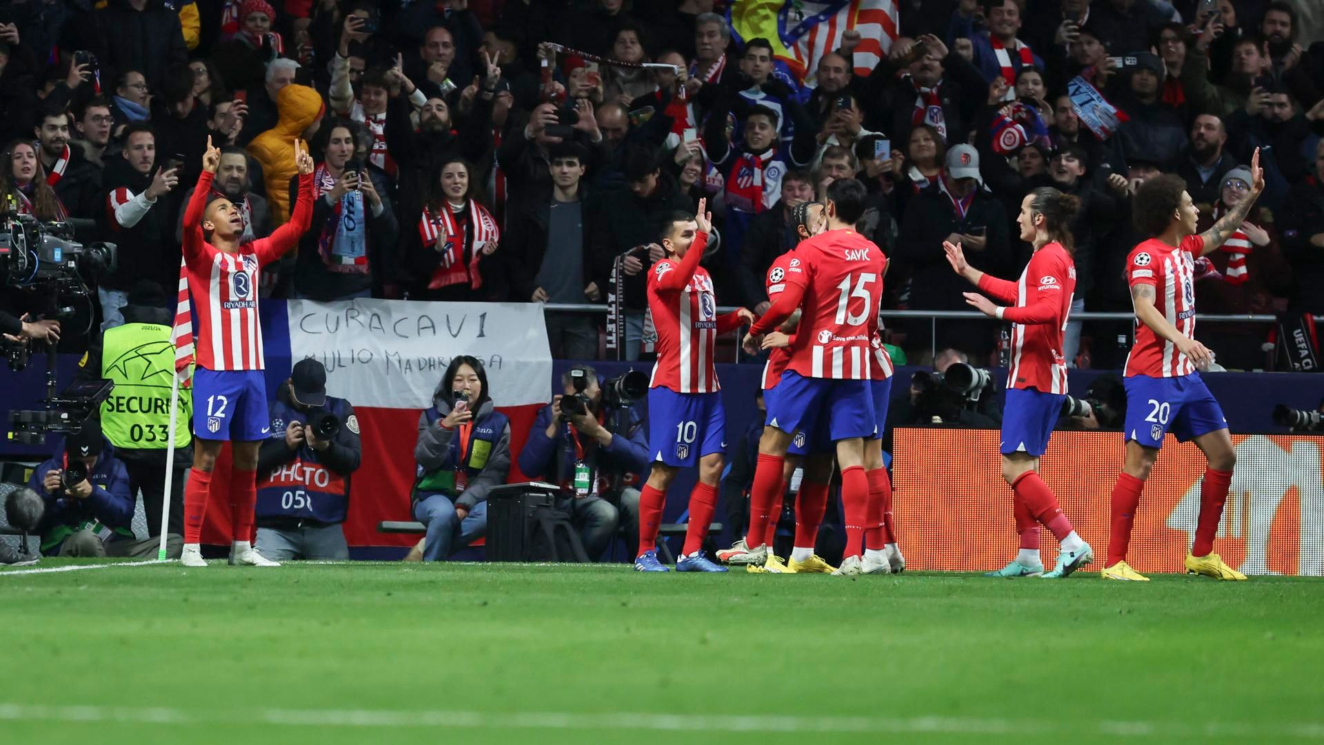 los_jugadores_del_atletico_celebran_el_gol_de_samu_lino_foto_efe_001.jpg