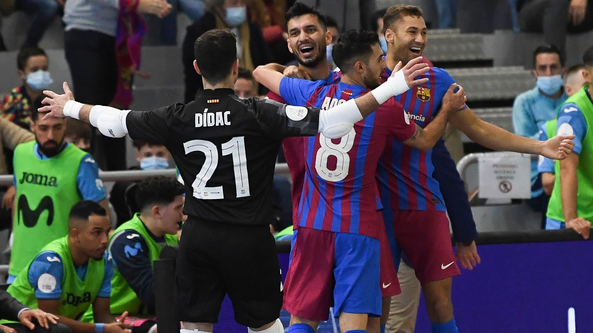 los_jugadores_del_barca_de_futbol_sala_celebran_su_victoria_ante_el_inter_movistar_fot.jpg