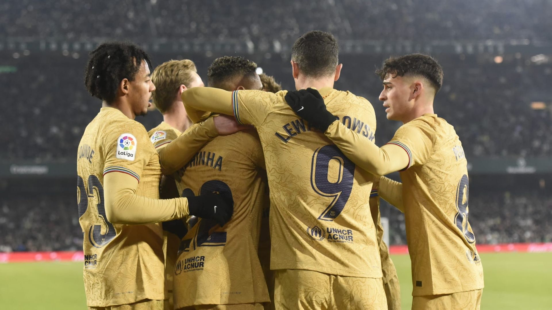los_jugadores_del_barcelona_celebran_su_gol_ante_el_betis_foto_kiko_hurtado_001.jpg
