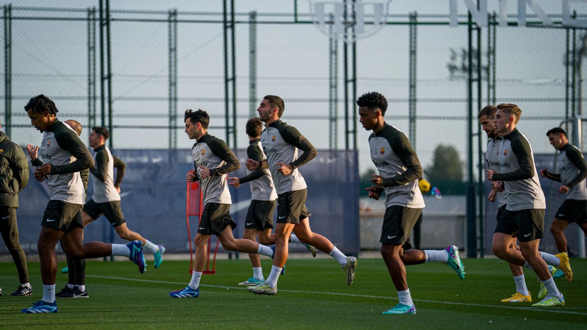 los_jugadores_del_barcelona_en_un_entrenamiento_de_xavi_hernandez_foto_fcb_001.jpg