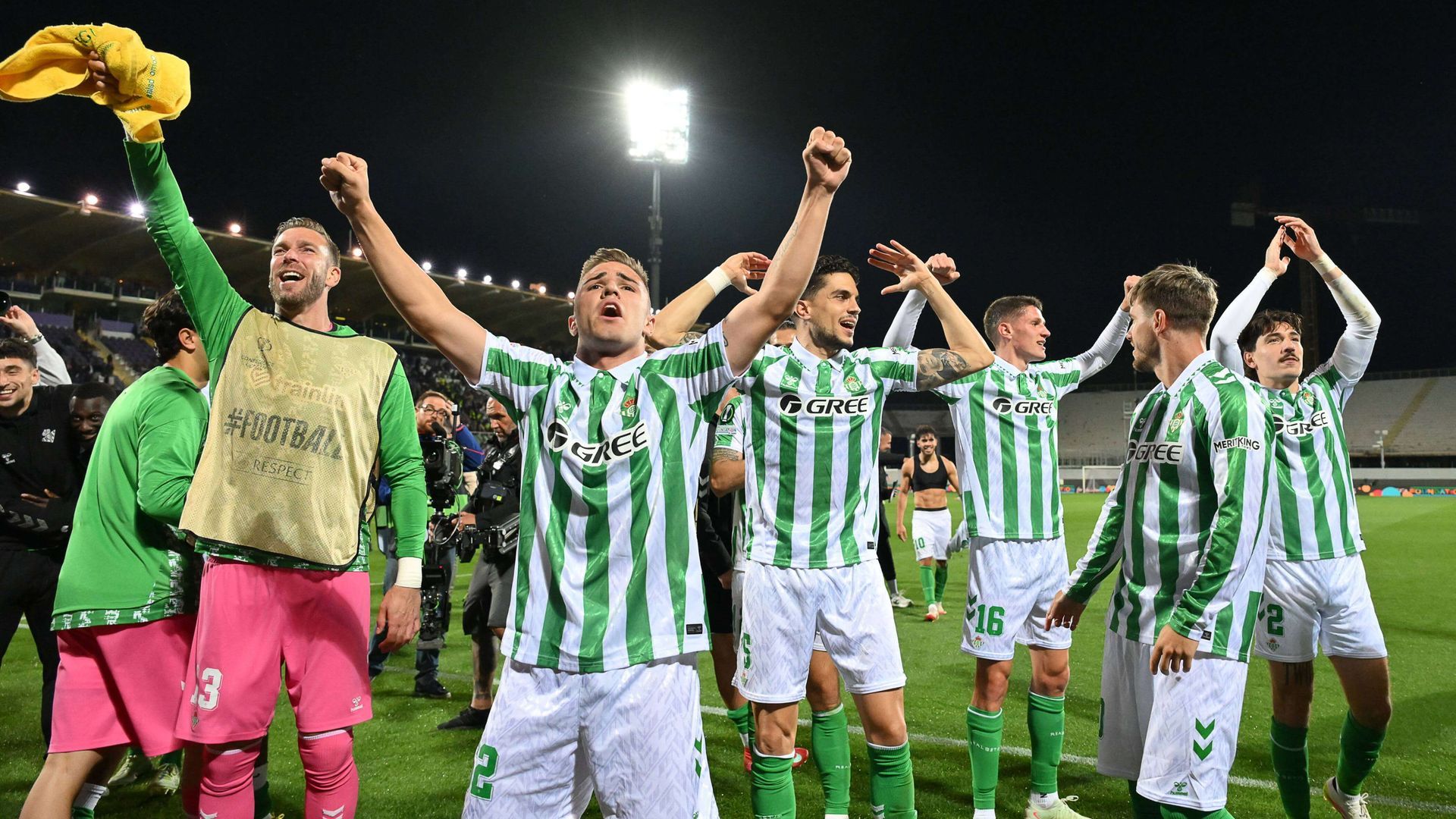 los_jugadores_del_betis_celebran_la_clasificacion_para_la_final_de_la_conference_leagu_001.jpg