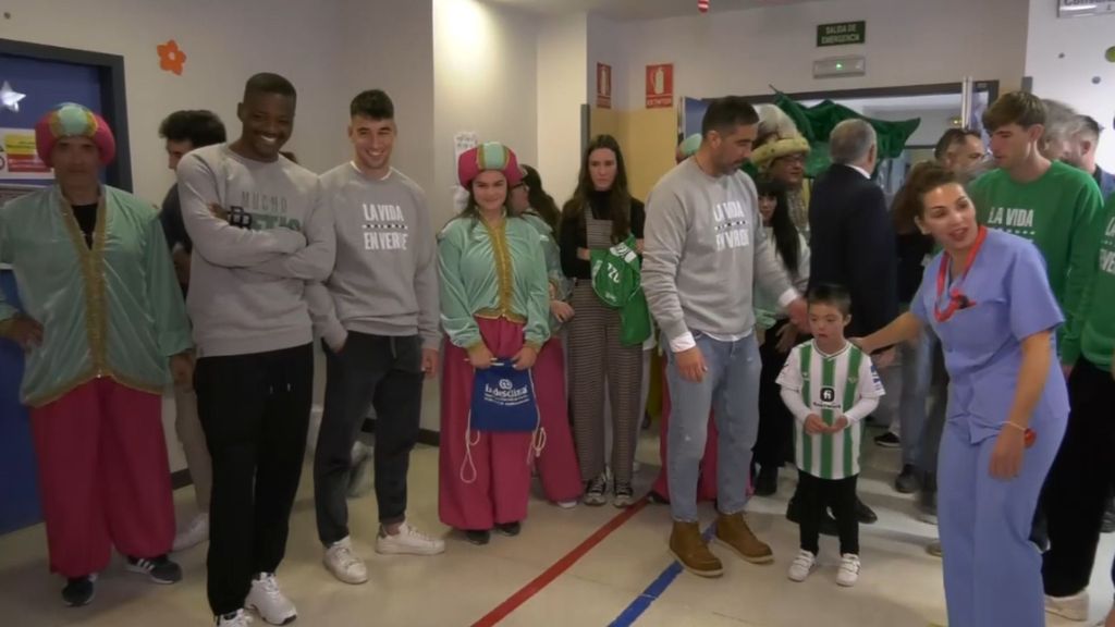 La visita de los jugadores del Real Betis a los niños en los hospitales de Sevilla