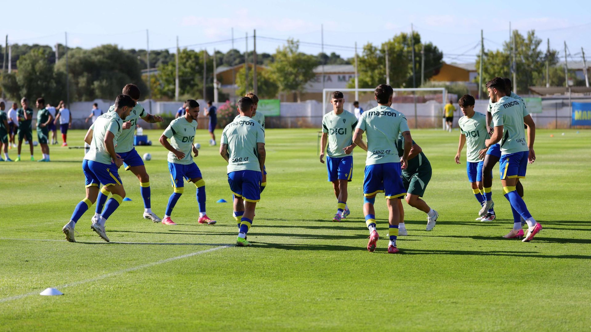 los_jugadores_del_cadiz_calientan_antes_del_primer_amistoso_de_pretemporada_foto_ccf.jpg