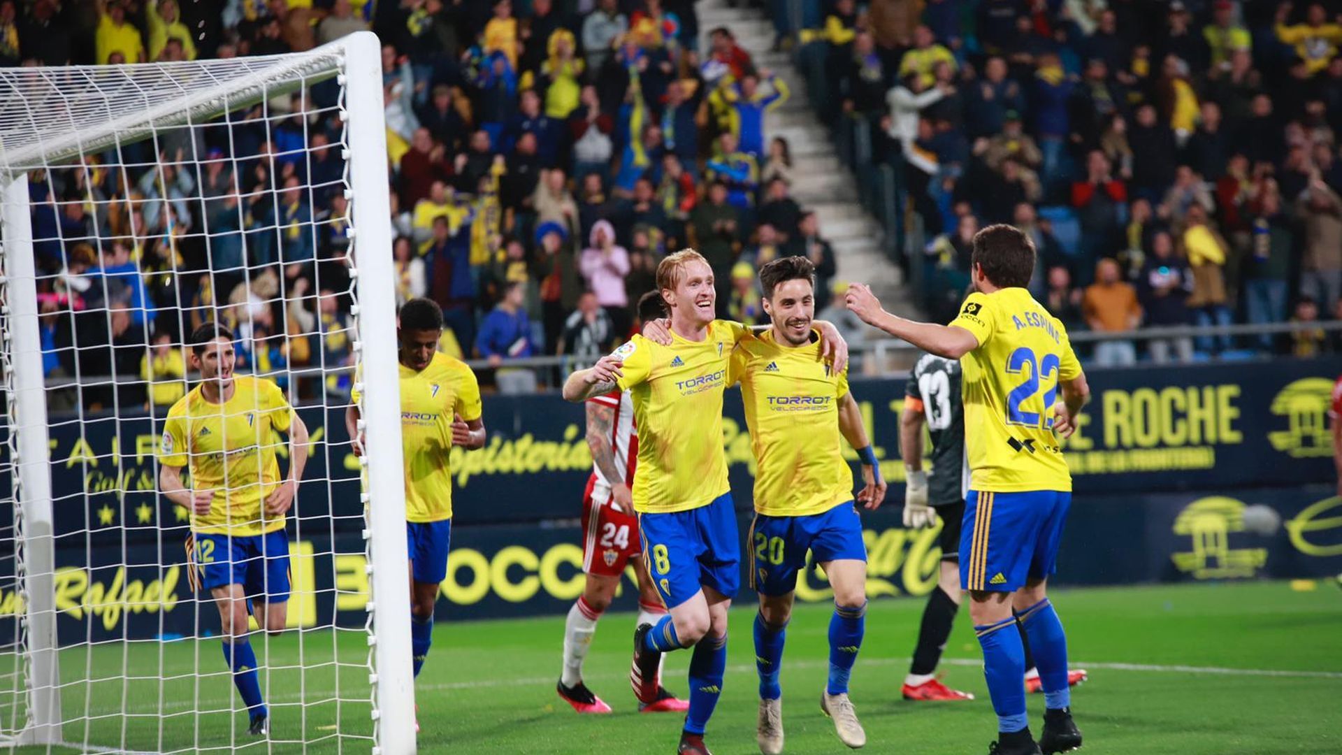 los_jugadores_del_cadiz_celebran_el_gol_de_alex_al_almeria_foto_cristo_garcia_001.jpeg