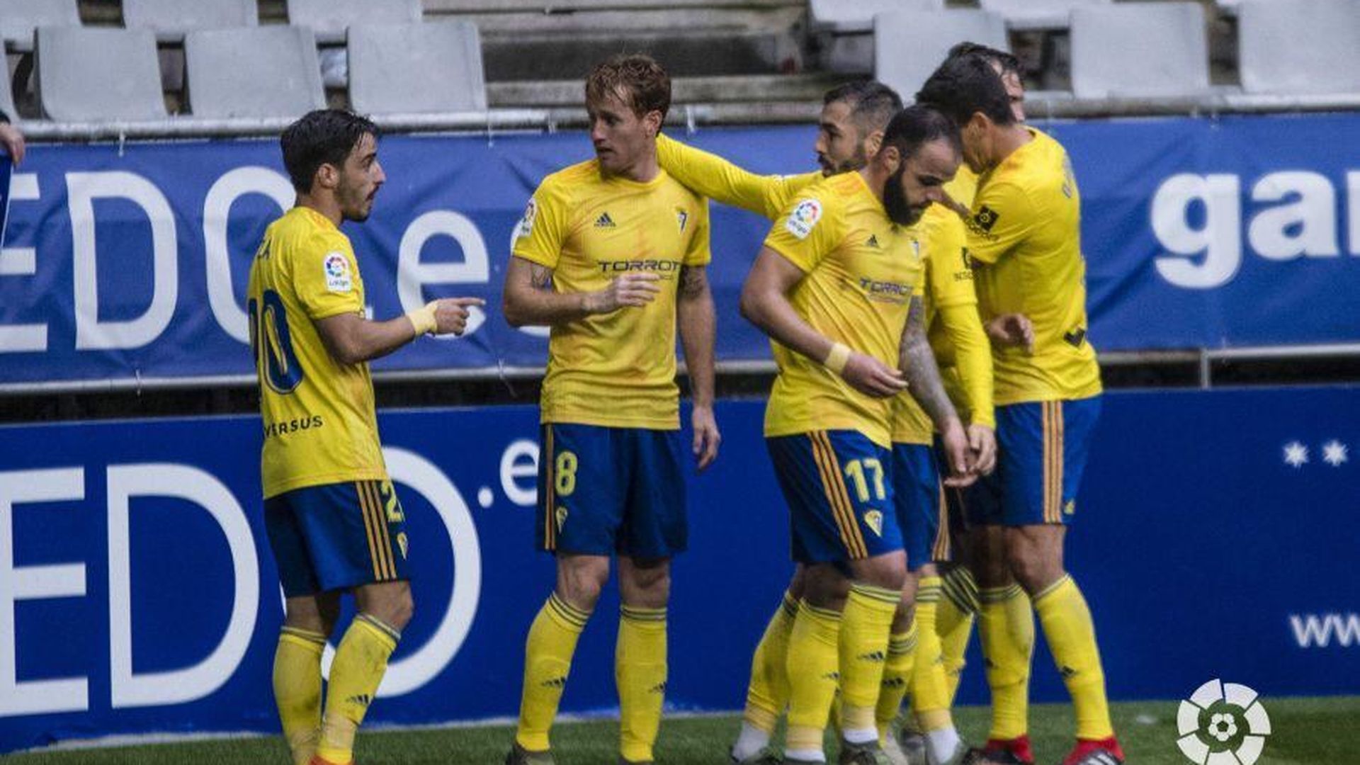 los_jugadores_del_cadiz_celebran_el_gol_de_querol_al_oviedo_foto_laliga.jpeg