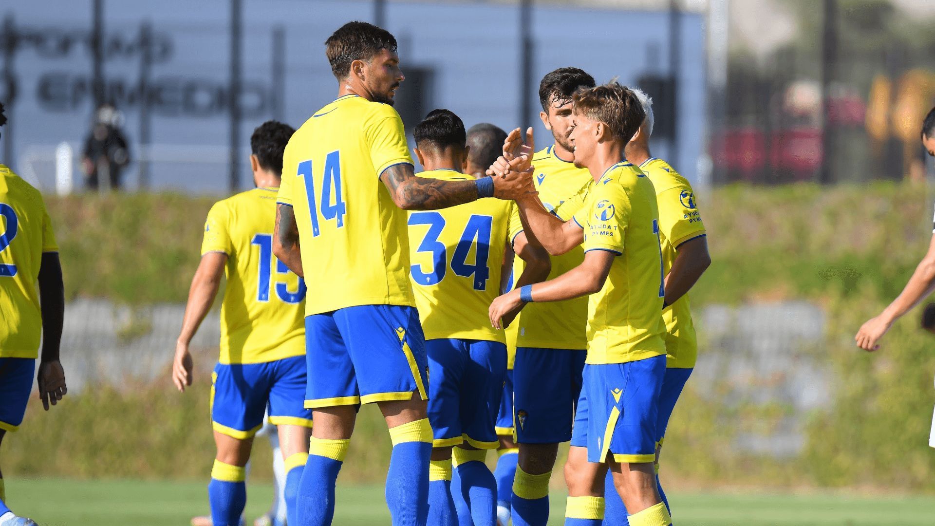 los_jugadores_del_cadiz_cf_celebran_un_gol_en_pretemporada_foto_ccf.png