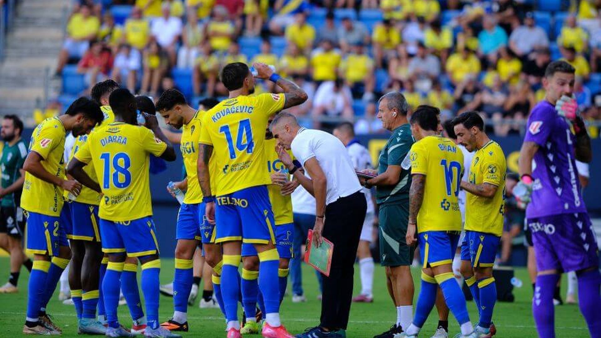 los_jugadores_del_cadiz_durante_la_pausa_de_hidratacion_ante_el_albacete_foto_laliga_001.jpeg los_jugadores_del_cadiz_durante_la_pausa_de_hidratacion_ante_el_albacete_foto_laliga_001.jpeg