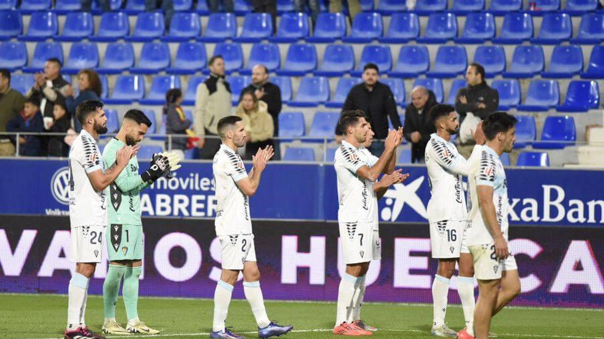 los_jugadores_del_cadiz_piden_perdon_a_la_aficion_foto_laliga_001.jpeg los_jugadores_del_cadiz_piden_perdon_a_la_aficion_foto_laliga_001.jpeg