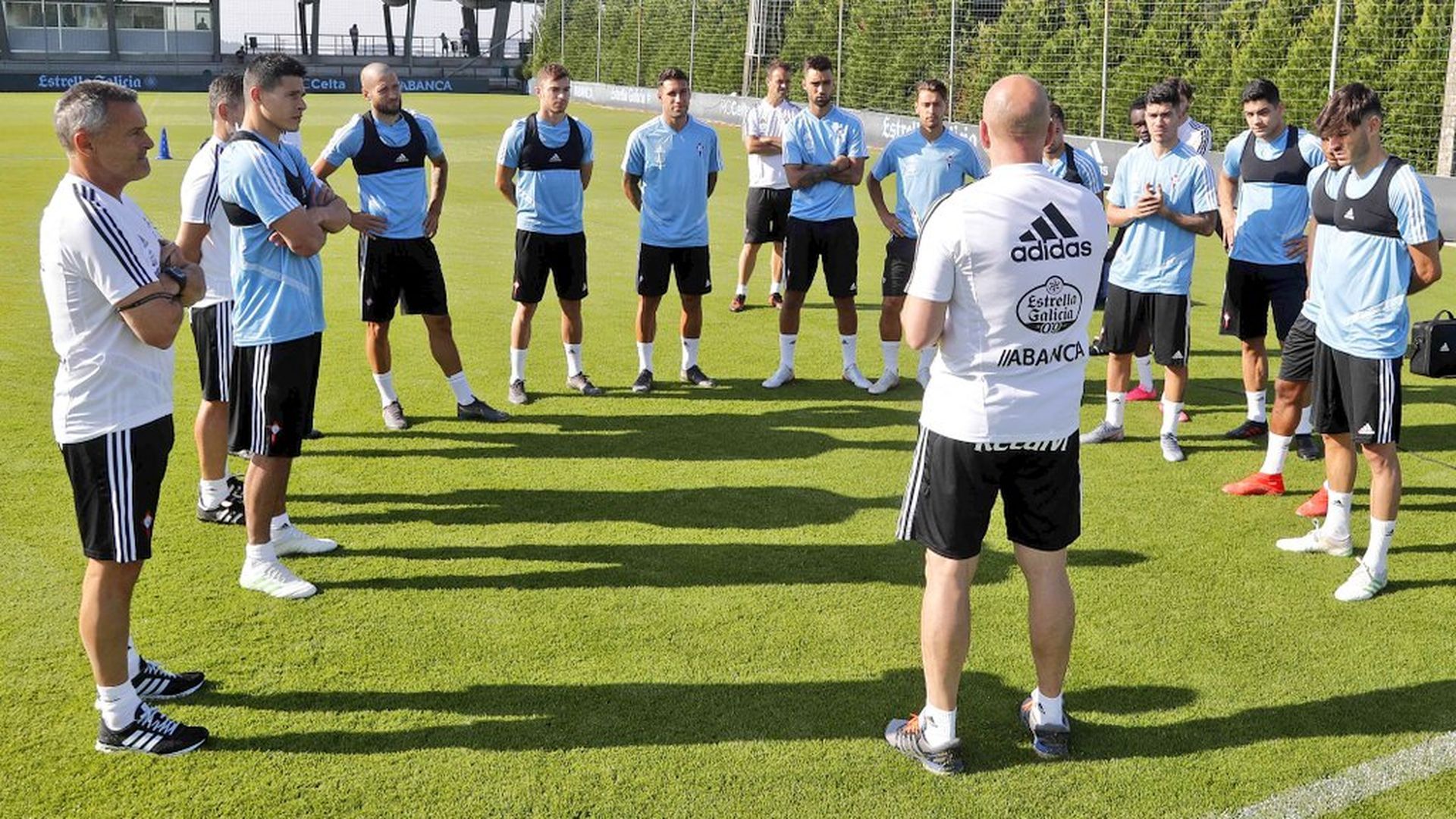 los_jugadores_del_celta_atentos_a_las_palabras_de_miguel_villagrasa_foto_rccv_001.jpg