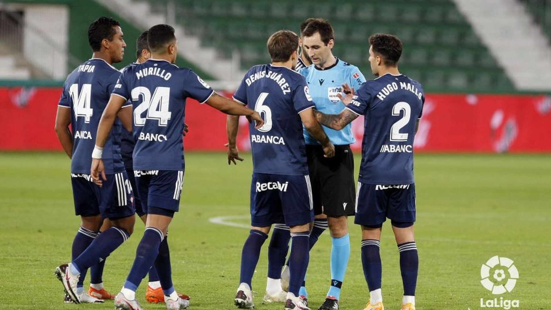 los_jugadores_del_celta_protestan_a_de_burgos_bengoetxea_foto_laliga.jpeg