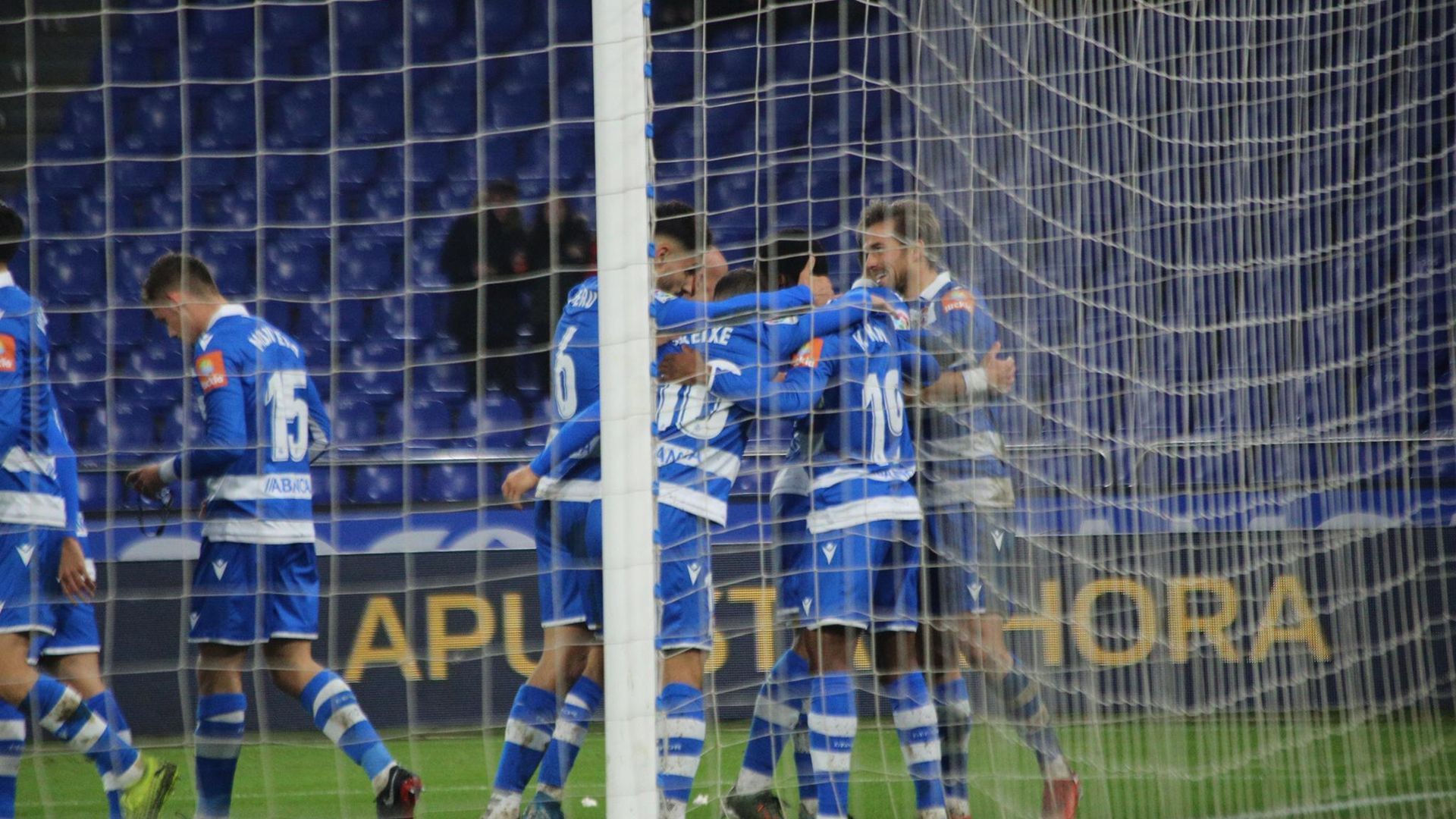 los_jugadores_del_depor_celebran_el_gol_de_christian_al_tenerife_foto_iris_miquel_001.jpeg