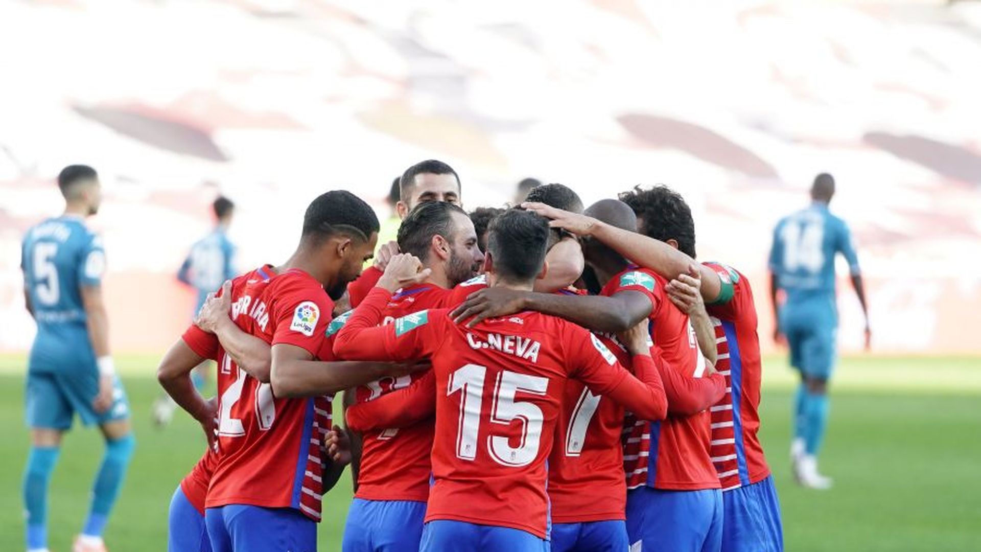 los_jugadores_del_granada_celebran_uno_de_los_goles_de_soldado_ante_el_real_betis_foto.jpeg