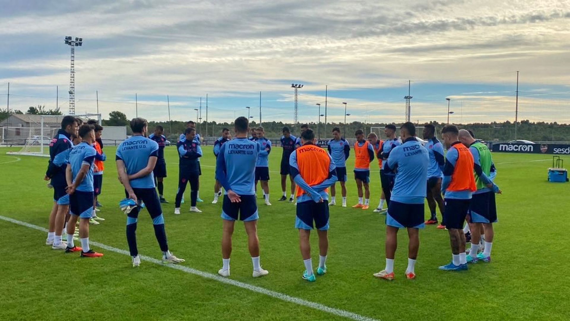 los_jugadores_del_levante_escuchan_a_calleja_durante_un_entrenamiento_en_bunol.jpeg
