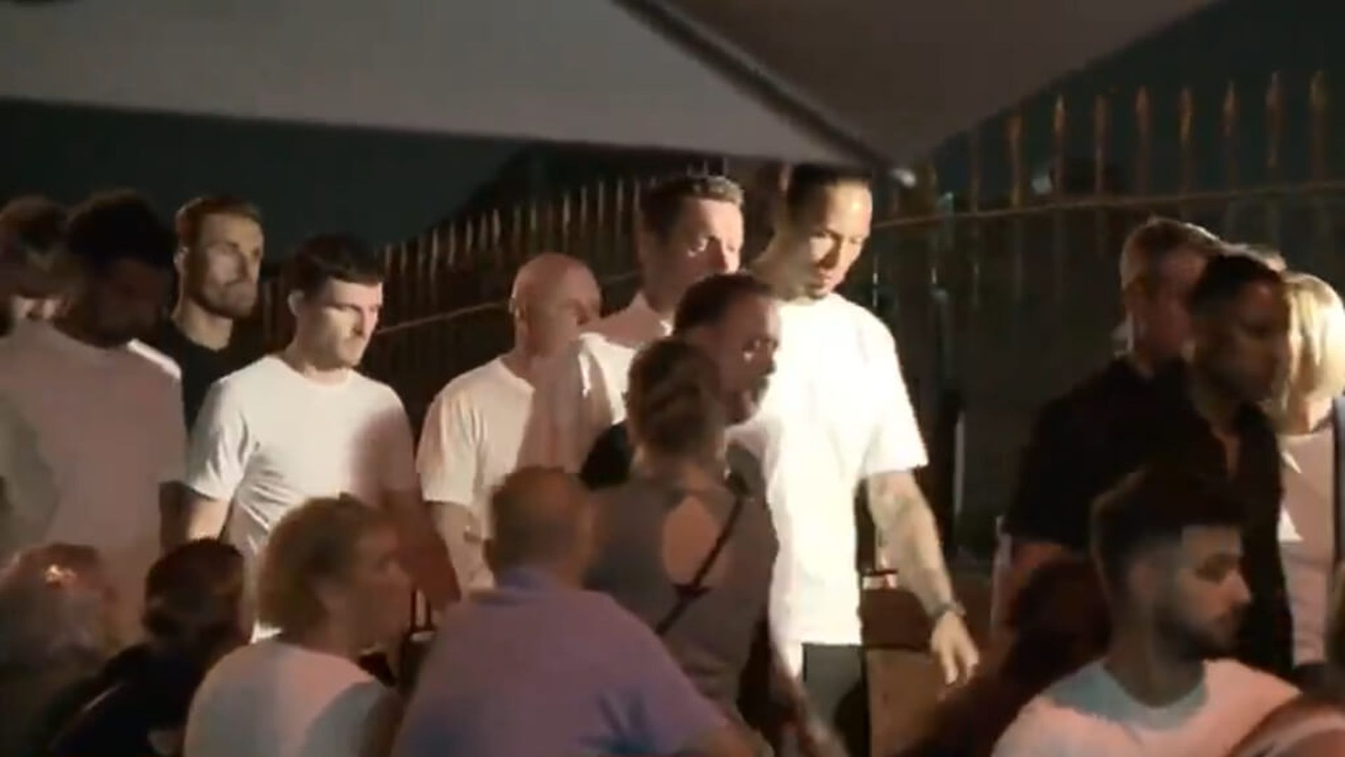 los_jugadores_del_liverpool_arropan_a_la_familia_de_diogo_jota_en_el_velatorio_en_gond.jpg los_jugadores_del_liverpool_arropan_a_la_familia_de_diogo_jota_en_el_velatorio_en_gond.jpg