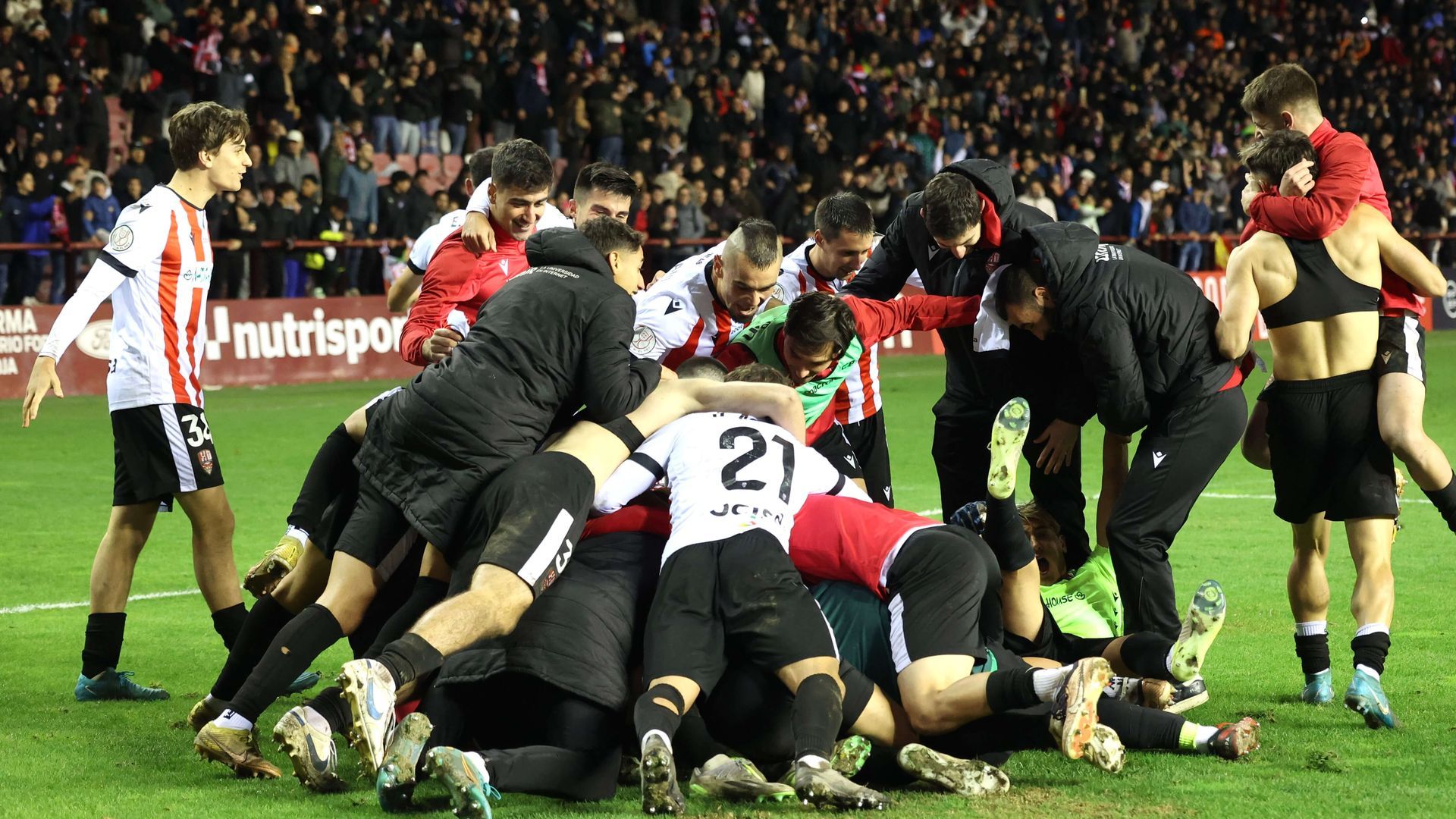 los_jugadores_del_logrones_celebran_el_triunfo_ante_el_girona_foto_efe_001.jpg