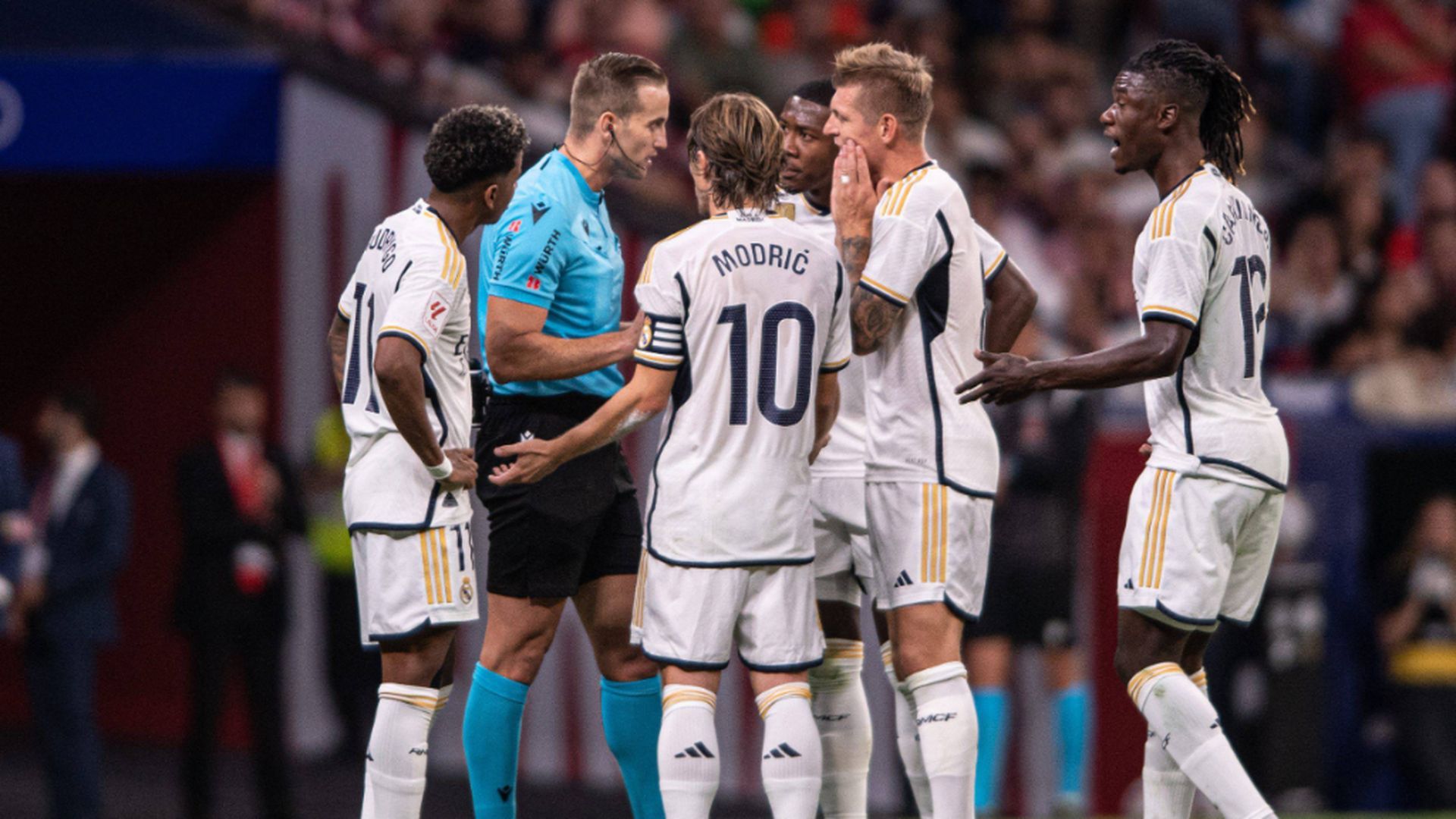 los_jugadores_del_madrid_protestando_a_alberola_rojas_en_el_derbi_cordon_press.jpg los_jugadores_del_madrid_protestando_a_alberola_rojas_en_el_derbi_cordon_press.jpg