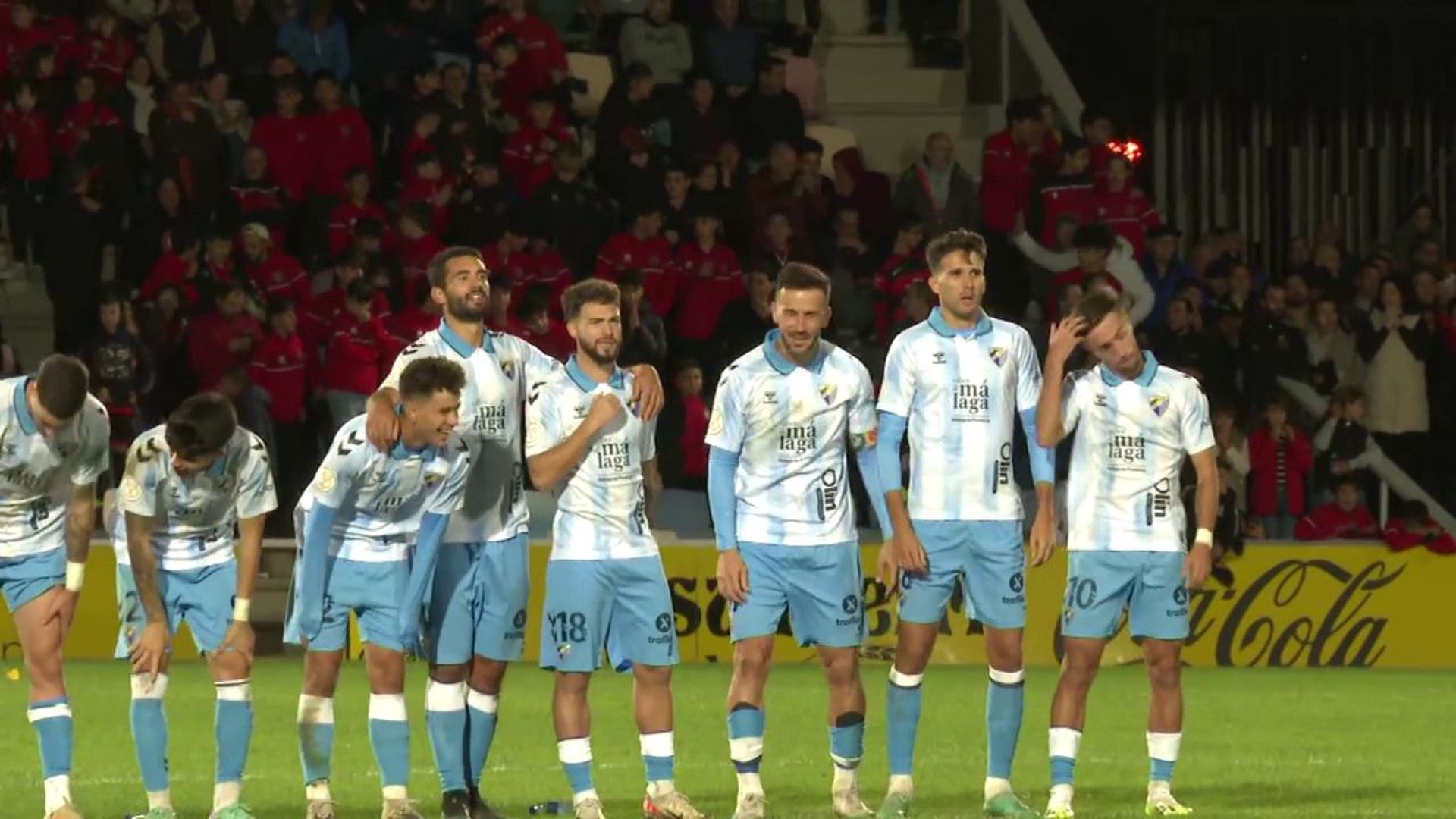 los_jugadores_del_malaga_durante_la_tanda_de_penaltis.png