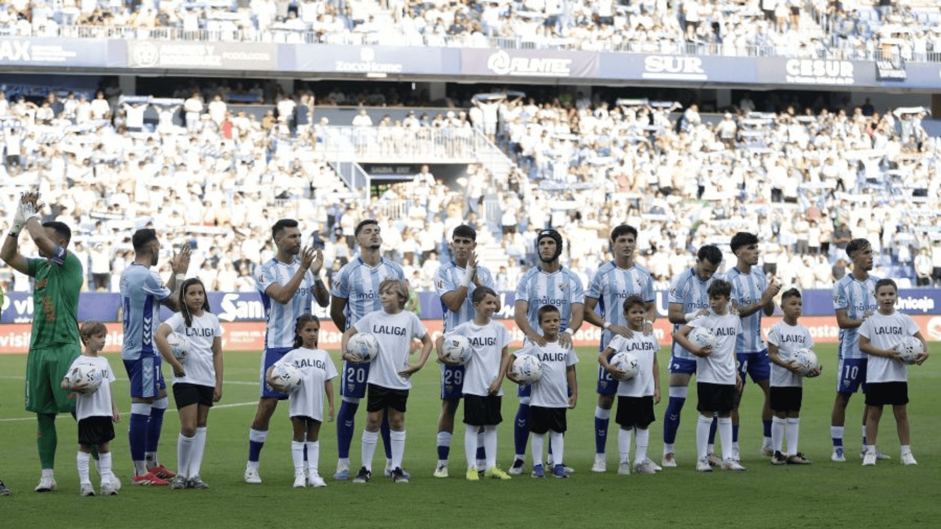 los_jugadores_del_malaga_saludan_al_publico_antes_del_partido_ante_el_eibar_foto_lalig.png