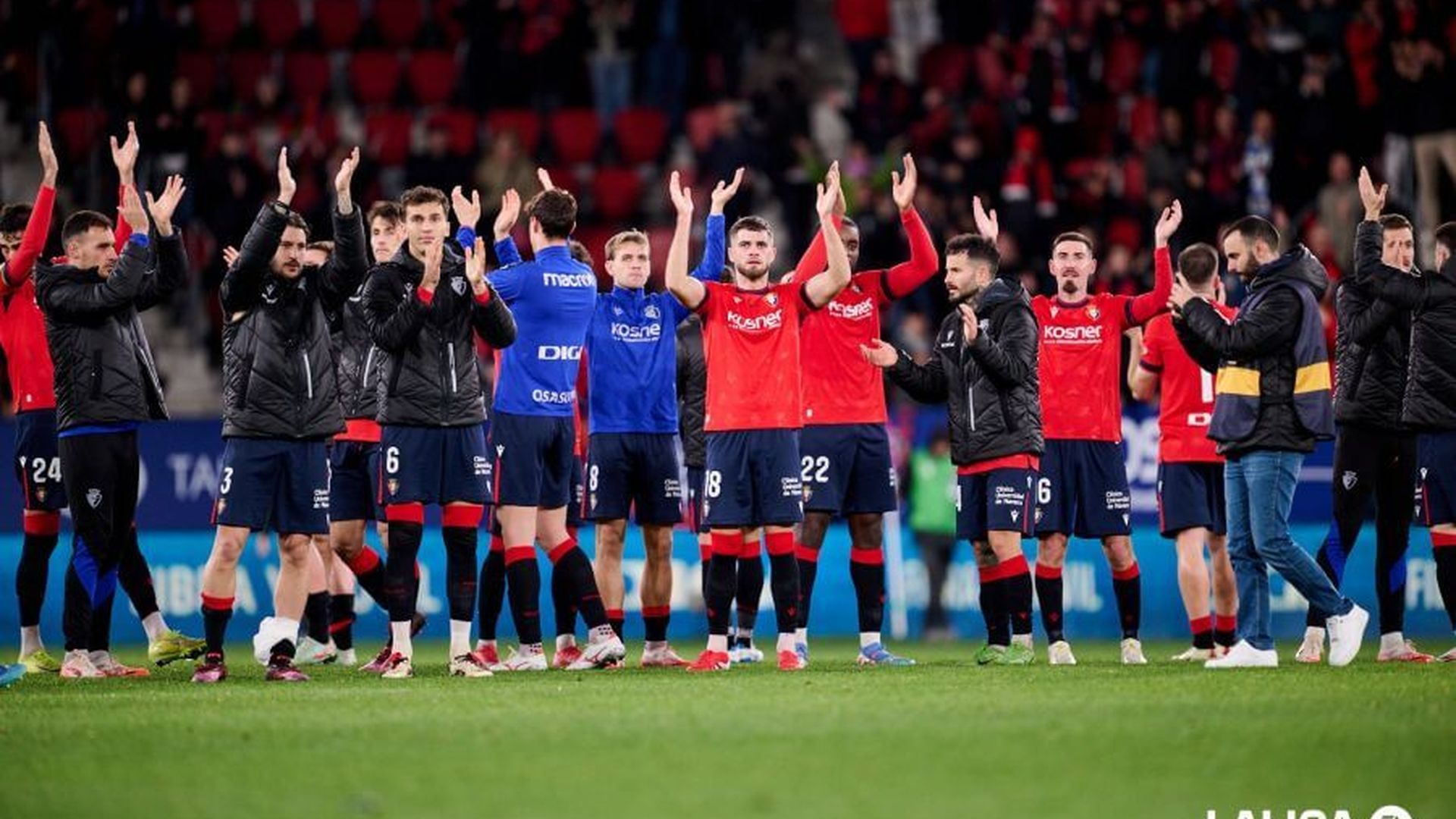 los_jugadores_del_osasuna_aplauden_en_el_sadar_tras_medirse_a_la_real.jpeg