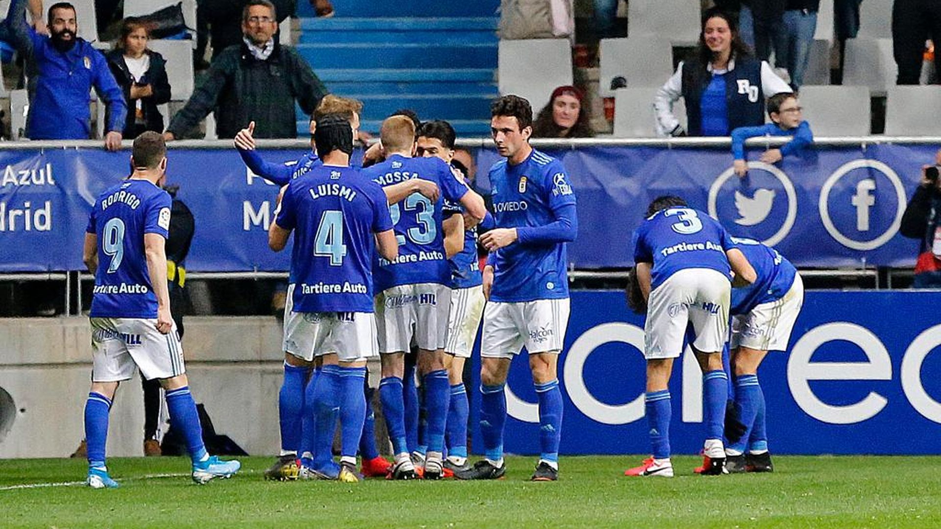 los_jugadores_del_oviedo_celebran_el_gol_de_penalti_de_rodri_ante_el_tenerife_foto_lui.jpeg